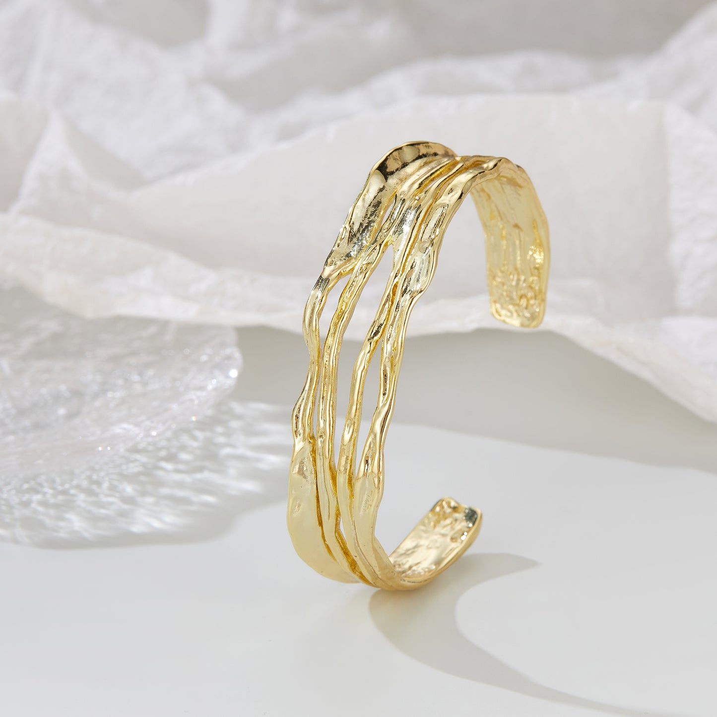 Brazaletes dorados Mytys para mujer - Brazalete dorado grueso - Brazaletes chapados en oro con ondas huecas que no se deslustran
