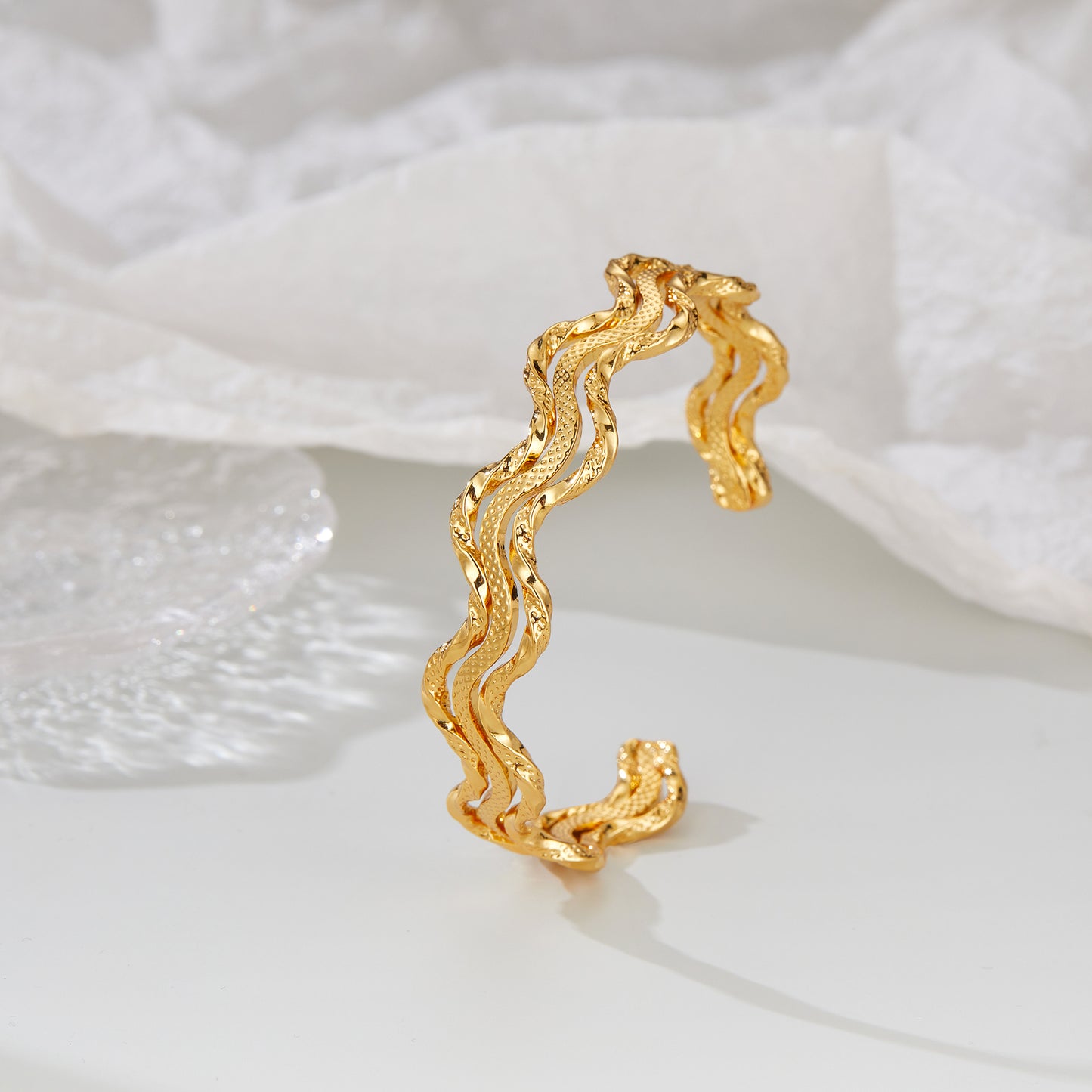 Brazaletes de oro Mytys para mujer - Brazalete de oro grueso - Brazalete chapado en oro con ondas huecas que no se deslustra